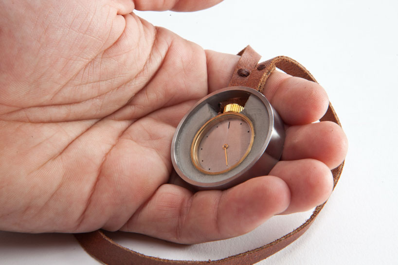 : He’s a recently graduate student from Jerusalem and his final project is the reinvention of the pocket watch. Nimrod Or gave another life to this famous object.