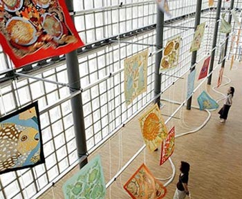 â€˜air du temps 90x90 installation, silk scarves tirred by a light breeze maison hermÃ¨s / forum in ginza, tokyo, 2004 photographer: nacasa & partners inc.