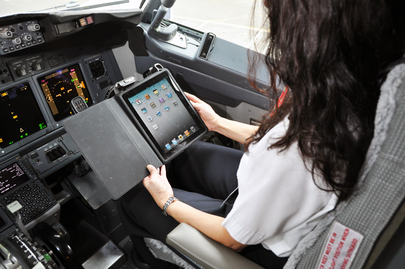 alaska airlines replaces flight manuals with iPads