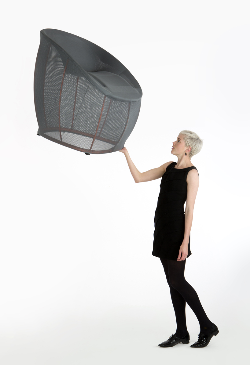 不過這可不是天燈喔！這可是一款超輕量化的沙發椅，雖