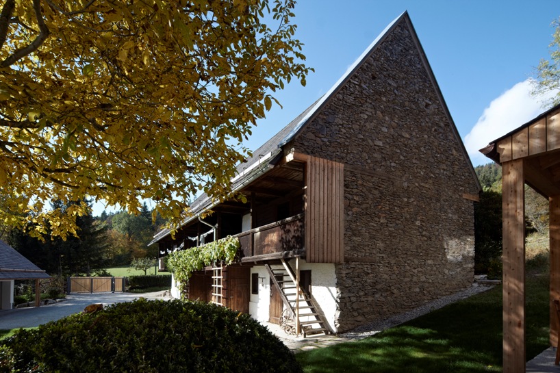 erich prödl associates and HpSA ZT farmhouse austria designboom