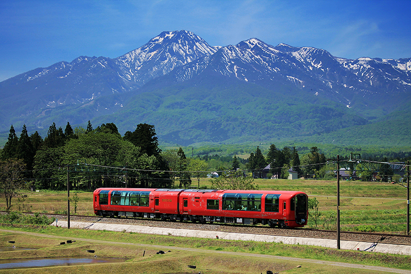 ICHIBANSEN/nextstations replaces walls with windows in japanese local sightseeing train