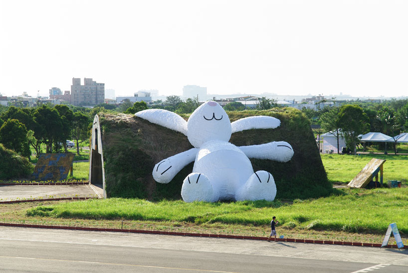 moon-rabbit-florentijn-hofman-designboom-11