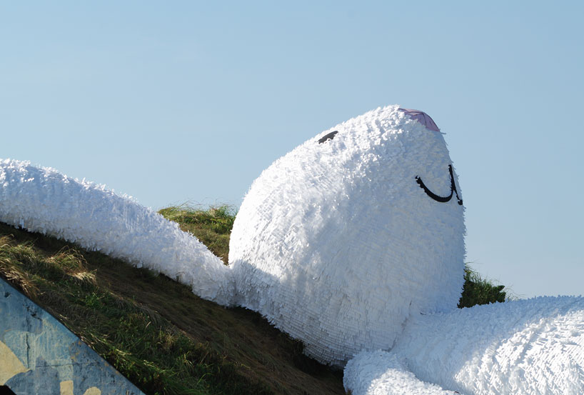 moon-rabbit-florentijn-hofman-designboom-12