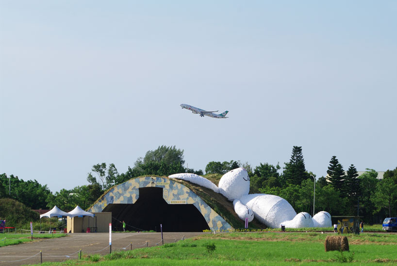 moon-rabbit-florentijn-hofman-designboom-13