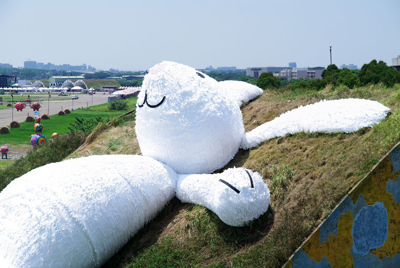 moon-rabbit-florentijn-hofman-designboom-14