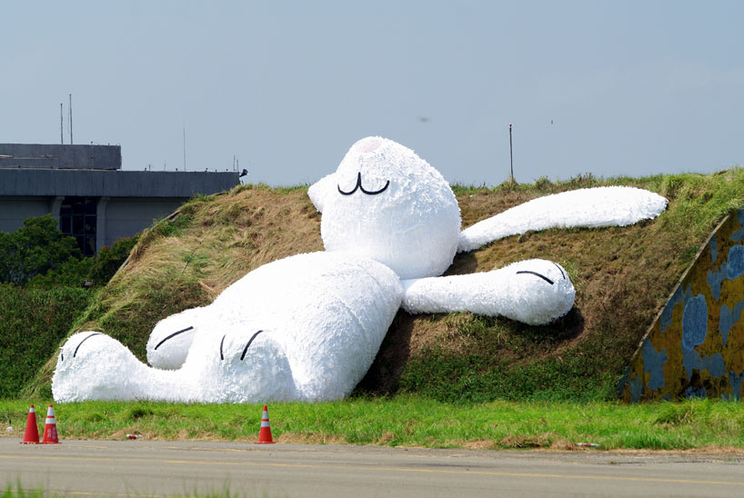 moon-rabbit-florentijn-hofman-designboom-15