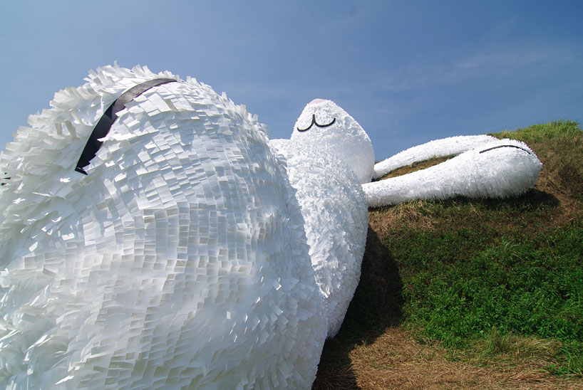 moon-rabbit-florentijn-hofman-designboom-16