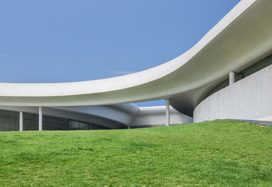 mass studies connects southcape owner\'s club with sweeping roof designboom