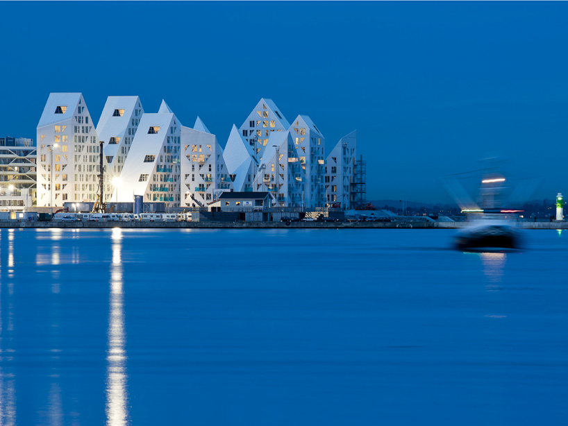 Многоквартирный дом на набережной в Дании