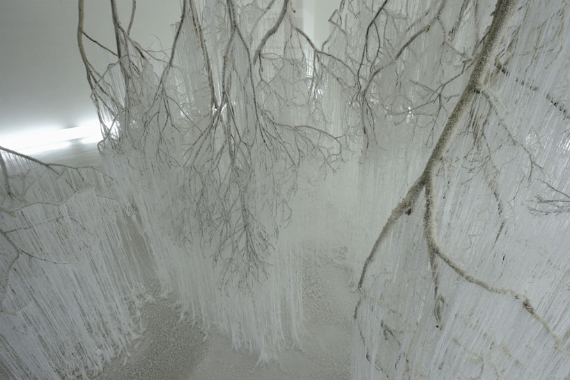 vertical-emptiness-dripping-hot-glue-crystallized-tree-stems-yasuaki-onishi-designboom-09jpg