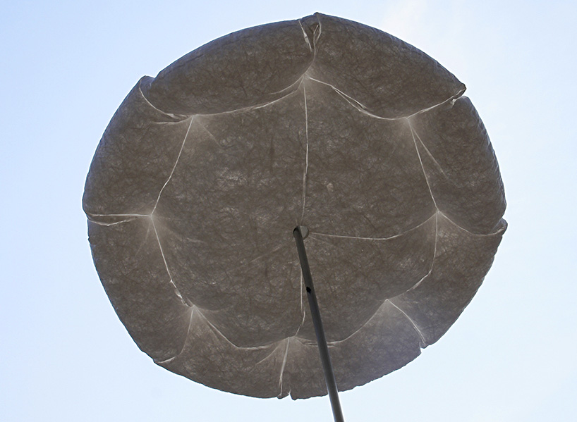 solar-powered-cumulus-parasol-inflates-when-the-sun-shines-designboom-01