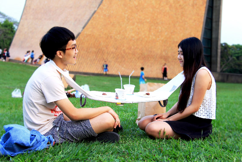 napkin portable dining table for two encourages friends to eat together
