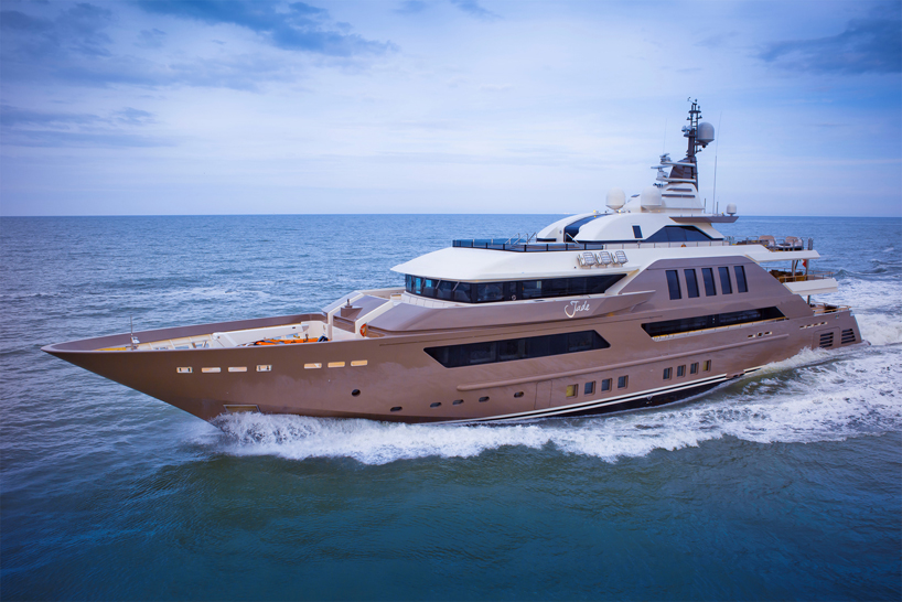 CRN-mega-yachts-j'ade-designboom021