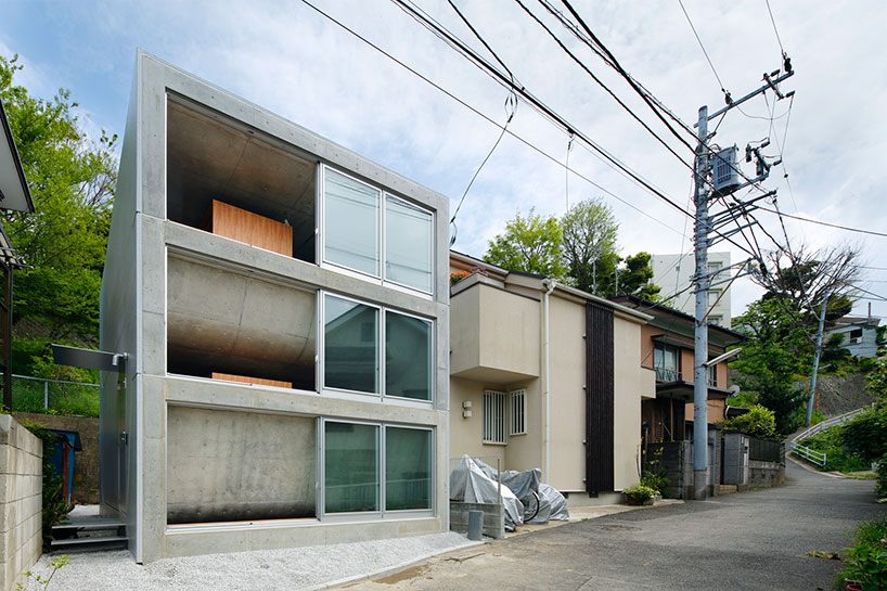takeshi hosaka architects bend the concrete floors of byoubugaura