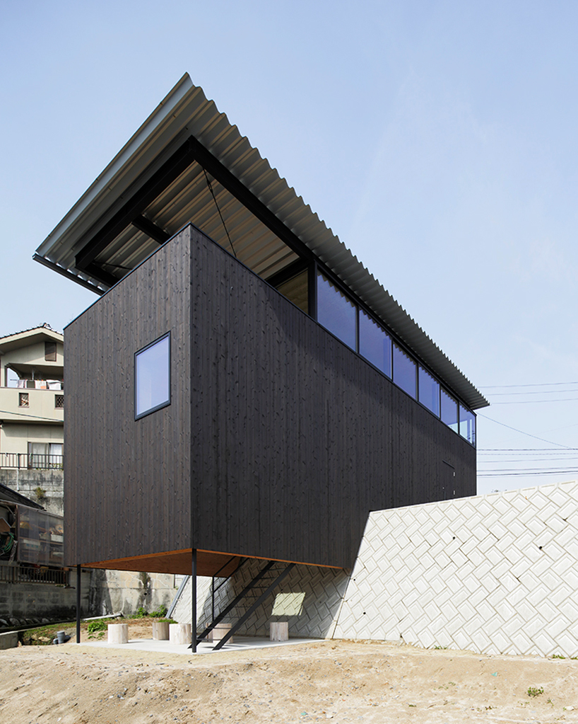 yoshio ohno's house in miyake straddles a four meter retaining wall