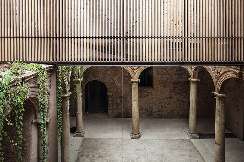 palau-castell renaissance cloister renewal by e
