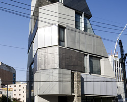 l'eau design's chameleon form adapts amidst seoul's urban landscape