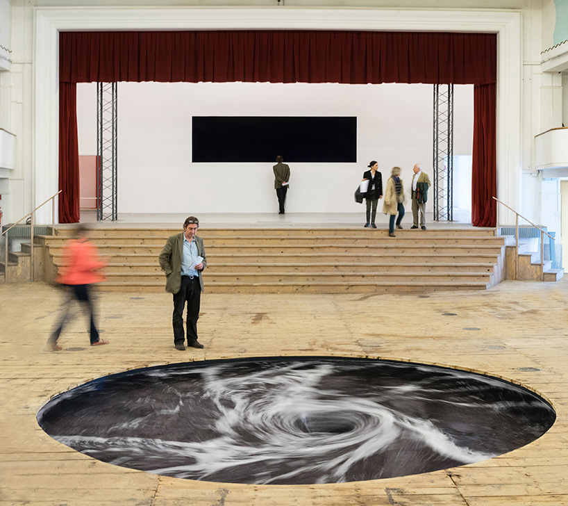 طراحی گالری هنری و خلق یک حفره بی انتها در سالن تئاتر