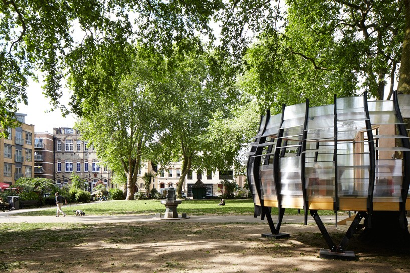 陽光與微風相伴 倫敦 HOXTON SQUARE 公園裡的工作空間：TREExOFFICE