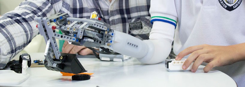 carlos-arturo-torres-tovar-iko-lego-prosthetic-arm-designboom-04