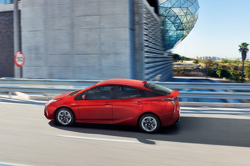 toyota-prius-hybrid-designboom-03