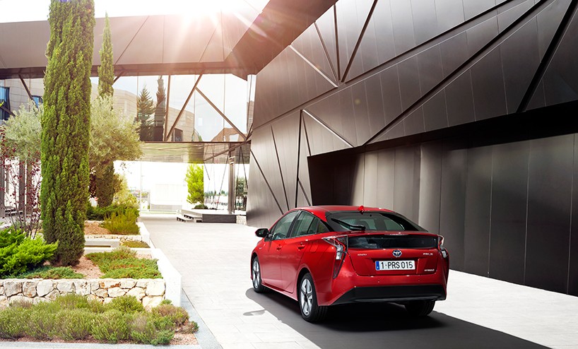 toyota-prius-hybrid-designboom-04