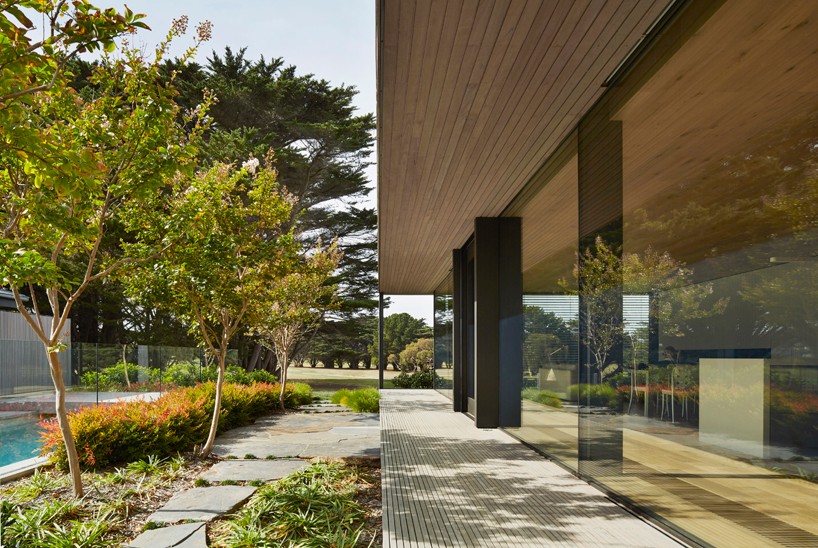 inarc seamlessly blends courtyard house with golf course landscape