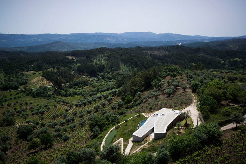 camarim-arquitectos-casa-na-gateira-house-penela-portugal-designboom-02