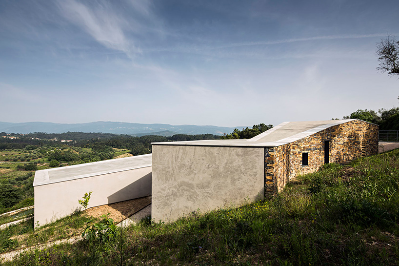 camarim-arquitectos-casa-na-gateira-house-penela-portugal-designboom-02