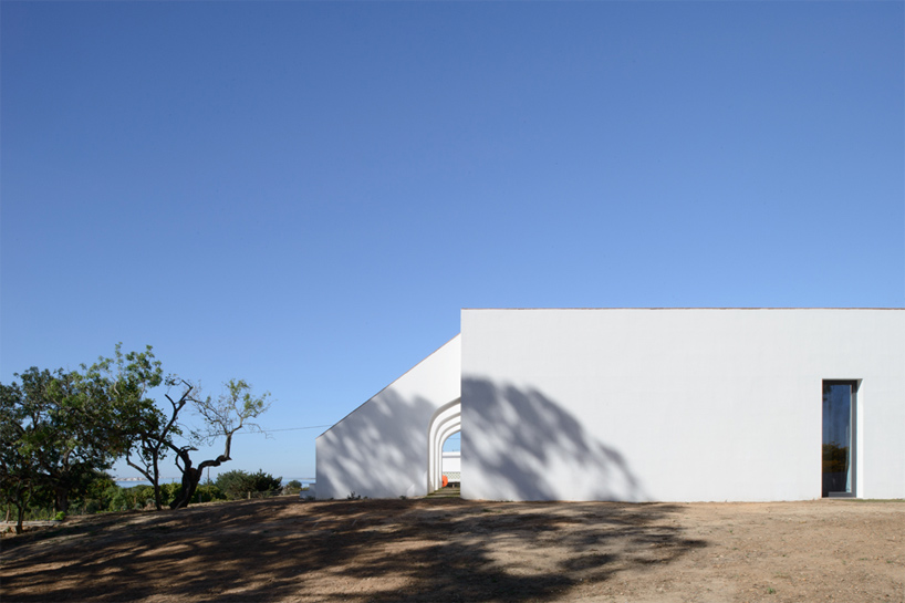 casa-modesta-algarve-casa-chi-par-designboom-02