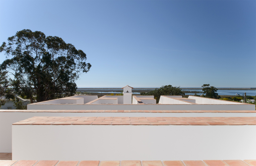 casa-modesta-algarve-casa-chi-par-designboom-02