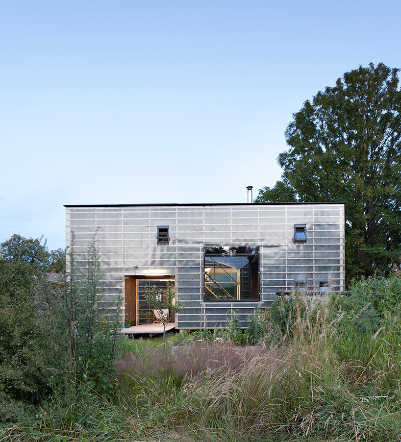 petr-stolin-architects-zen-houses-czech-republic-designboom-02