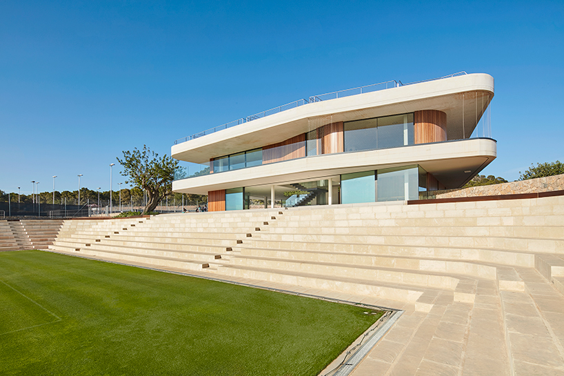 GRAS-arquitectos-tennis-courts-mallorca-spain-designboom-03.jpg
