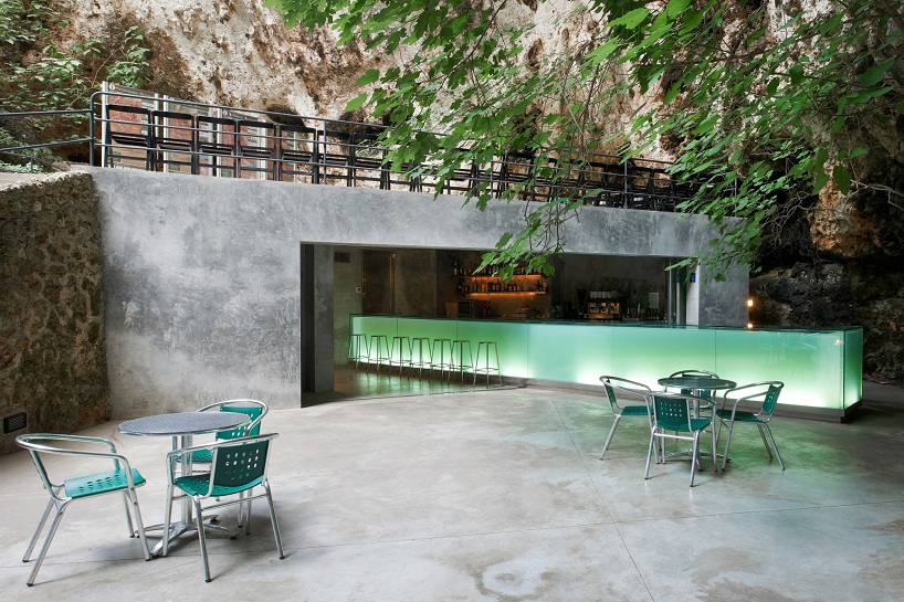 A2arquitectos: bar in the caves