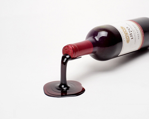 'fall in wine' wine holder expresses the moment of pouring
