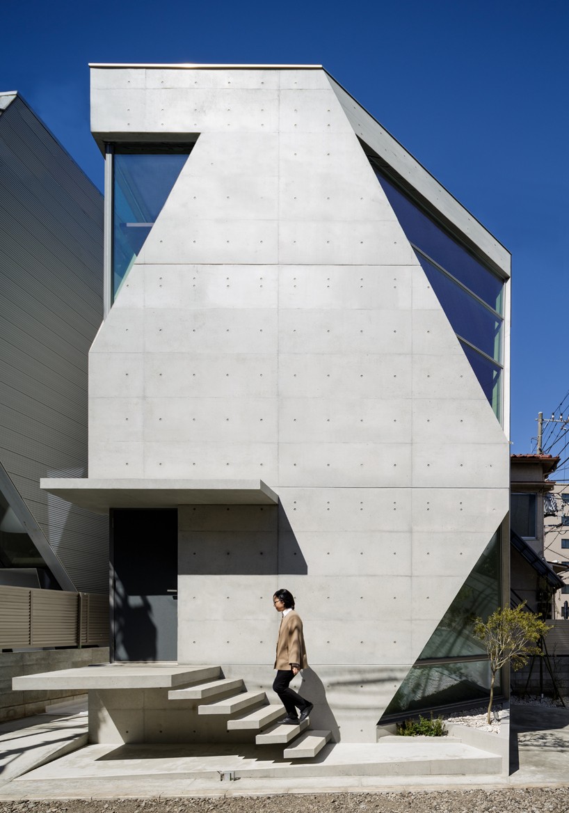 atelier tekuto's exposed concrete home in tokyo displays a