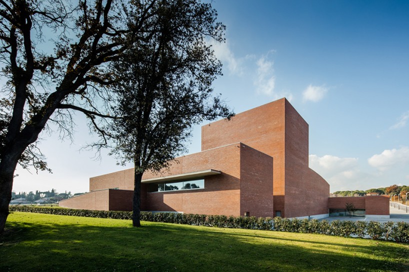 public auditorium in llinars del vallès by álvaro siza vieira