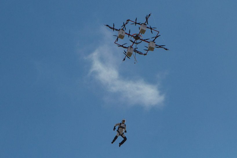 Полет человека видео. Дроны Aerones. Полет человека на дроне. Квадрокоптер для полета человека. Квадрокоптер прыжок человек.