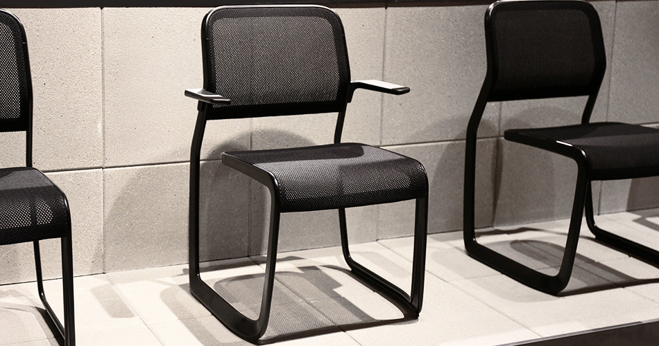 marc newson's aluminum chair for knoll honors mies van der rohe