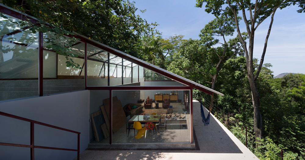 carla juaçaba completes 'santa teresa house' in rio de janeiro