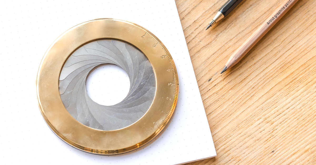 The Iris Circle Drawing Tool Is Based on a Camera Aperture Mechanism