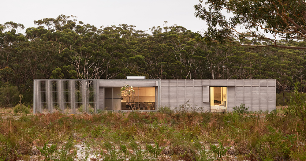 CHROFI + FABPREFAB site australian courtyard house in mungo brush