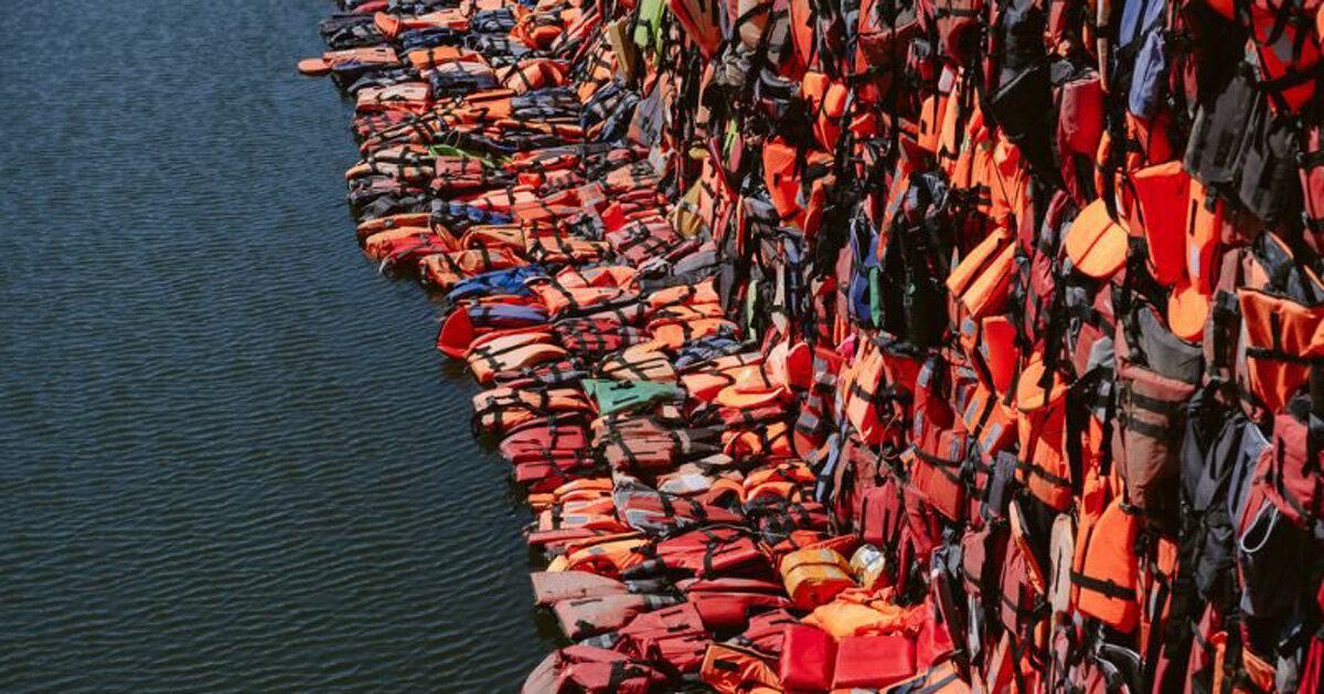 ai weiwei installs 2000 life jackets of syrian refugees in québec