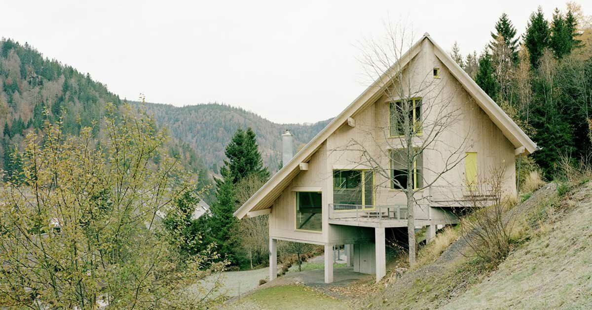 amunt forms wooden 'house on a hill' in germany's black forest