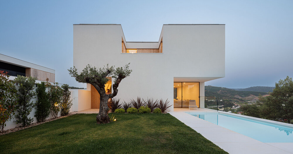 A casa minimalista de Mario Alves emerge das colinas de Portugal