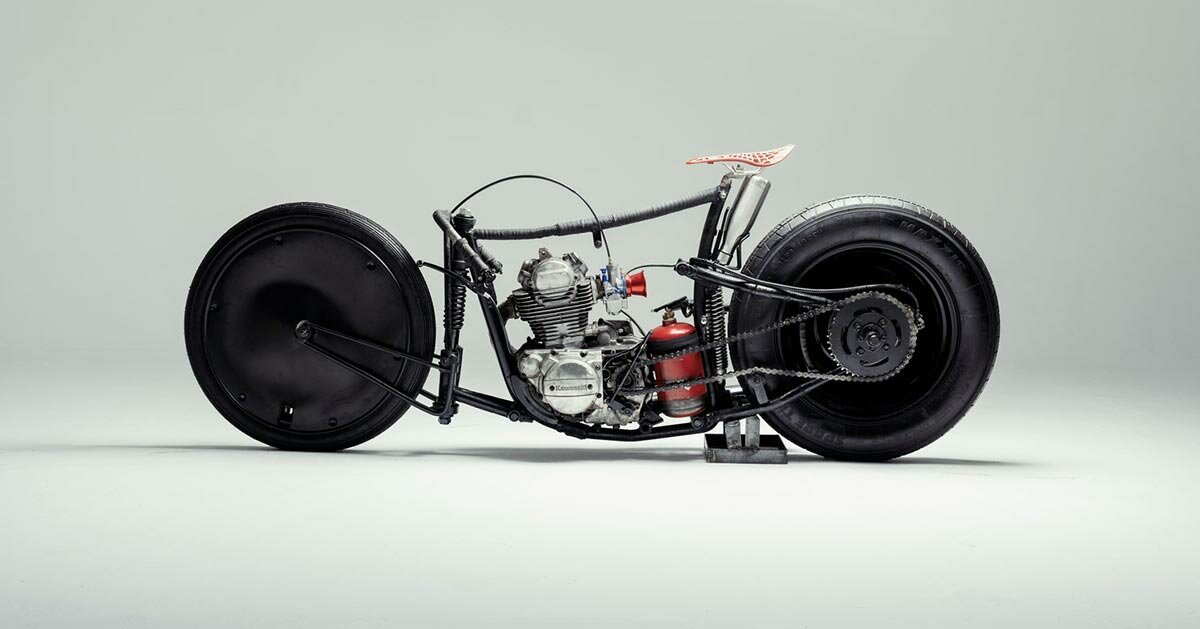  el concepto de motocicleta combina ruedas de automóvil de repuesto, motor kawasaki antiguo