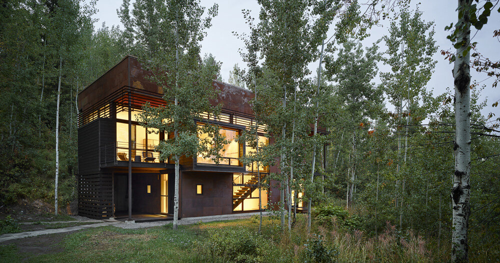 CLB architects' paintbrush residence emerges from an aspen grove