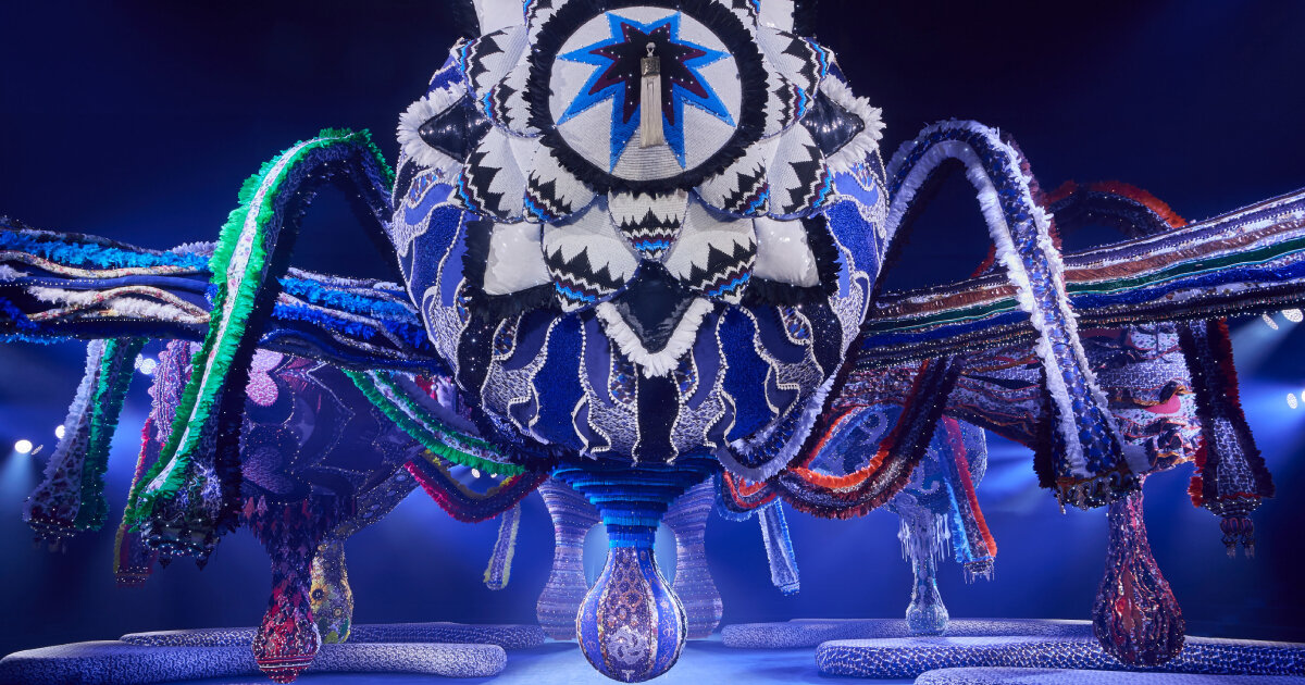 epic textile installation by joana vasconcelos sets the backdrop of dior’s AW23 show