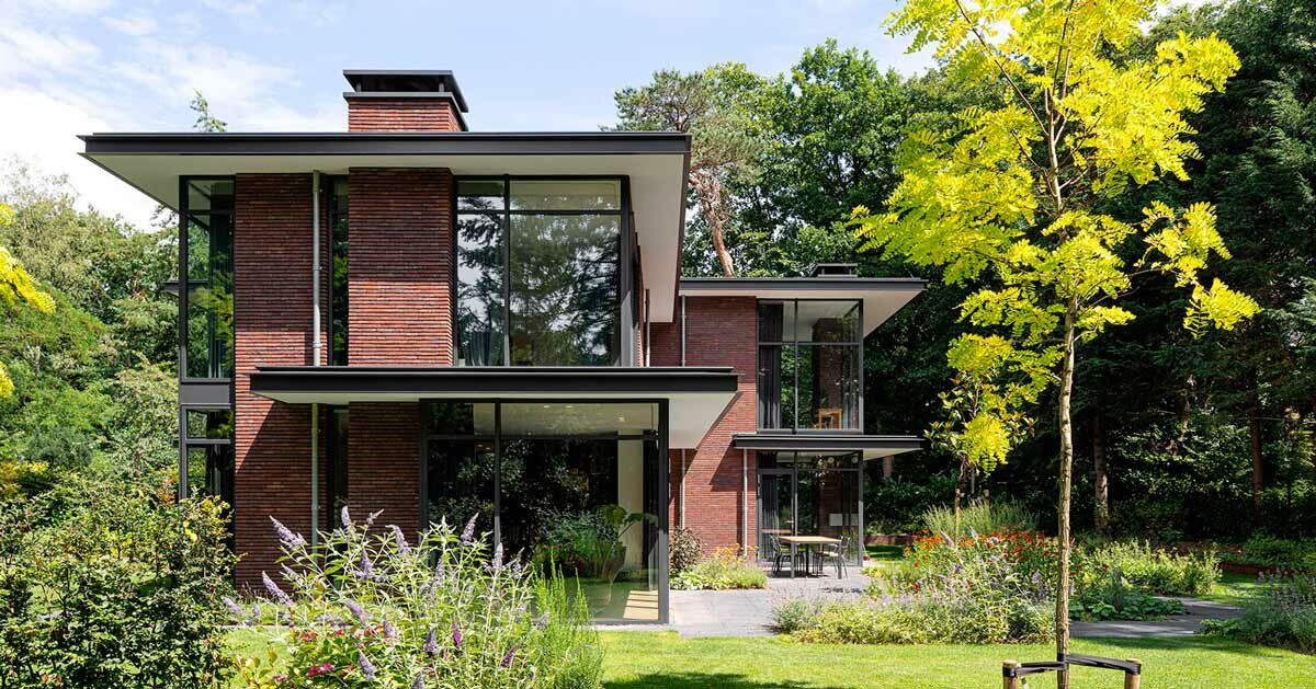 Een gevel van rode baksteen en een stalen boeiboord creëren een villa in Nederland